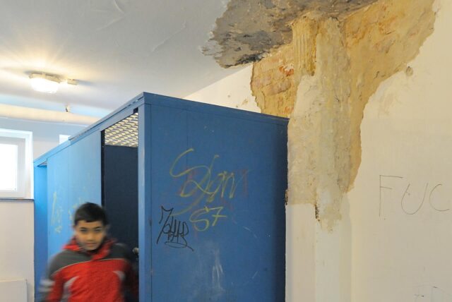 Die Toilettenanlagen an vielen Schulen müssten dringend saniert werden. Dafür sollte die Stadt lieber Geld ausgeben als für so manche Studie, manche Beratung, heißt es in unserem Kommentar.
