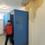 Die Toilettenanlagen an vielen Schulen müssten dringend saniert werden. Dafür sollte die Stadt lieber Geld ausgeben als für so manche Studie, manche Beratung, heißt es in unserem Kommentar.
