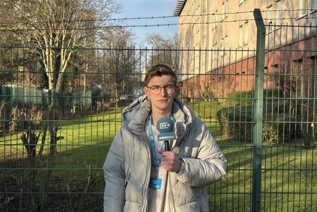 Ruhr-Nachrichten-Reporter Julius Obhues steht vor dem Bildungszentrum in Dortmund-Mengede, in dem es ein versuchtes Tötungsdelikt gab.