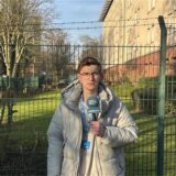 Ruhr-Nachrichten-Reporter Julius Obhues steht vor dem Bildungszentrum in Dortmund-Mengede, in dem es ein versuchtes Tötungsdelikt gab.