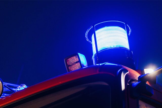 Ein Blaulicht an einem Feuerwehr-Fahrzeug.