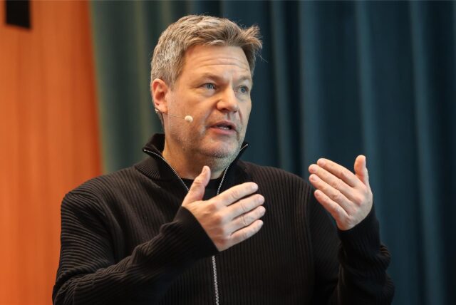 Bundeswirtschaftsminister und Grünen-Kanzlerkandidat Robert Habeck spricht bei einem Besuch im Westfälischen Industrieklub in Dortmund und gestikuliert dabei.
