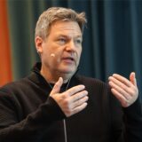 Bundeswirtschaftsminister und Grünen-Kanzlerkandidat Robert Habeck spricht bei einem Besuch im Westfälischen Industrieklub in Dortmund und gestikuliert dabei.