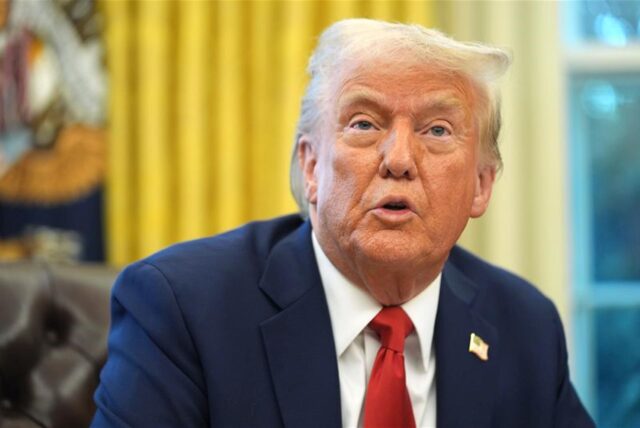 US-Präsident Donald Trump spricht vor der Unterzeichnung einer Durchführungsverordnung im Oval Office des Weißen Hauses in Washington.