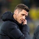 Sebastian Kehl fasst sich ans Ohr.