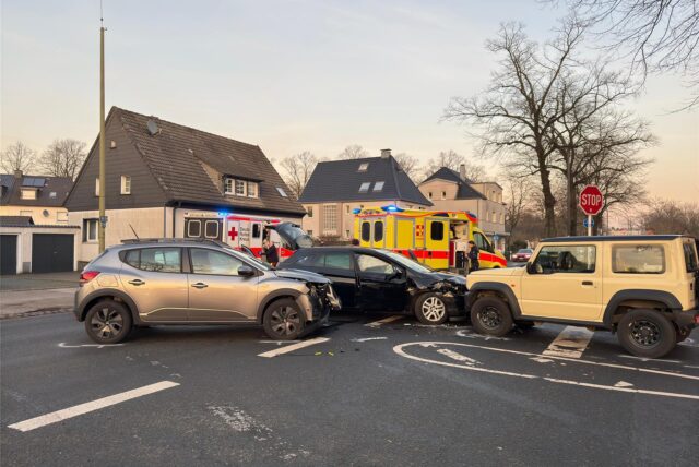 Drei Autos sind zusammengestoßen.