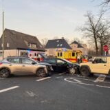 Drei Autos sind zusammengestoßen.