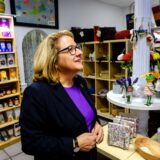 Svenja Schulze (SPD), Bundesministerin für wirtschaftliche Entwicklung und Zusammenarbeit, steht am Montag, 3. Februar 2025, zwischen Regalen und Verkaufstischen im Weltladen an der Steinstraße in Recklinghausen.