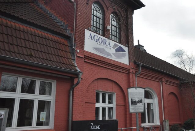 Das Agora Kulturzentrum ist abgebildet.