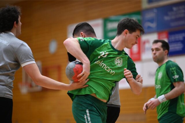 Paul Riemenschneider (hier gegen Westfalia Scherlebeck am Ball) war bester Werfer beim Waltroper HV. 7 Tore erzielte er gegen den FC Schalke 04.