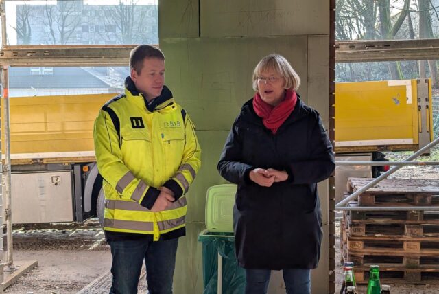Frederick Baackmann ist Geschäftsführer des Unternehmens BIB. Hier steht er mit Veronika Borghorst von der Caritas Castrop-Rauxel im Rohbau der neuen Caritas-Kita in Merklinde. Die beiden arbeiten schon seit Jahren zusammen: 2020 ging eine gemeinsam errichtete Kita in Ickern (Meisenweg) an den Start.