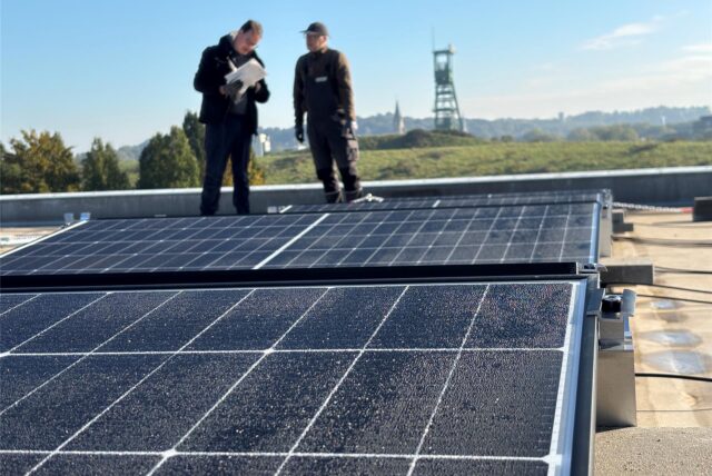 Auf dem Dach der WeWoLe-Werkstatt im Erin-Park entstand im Oktober eine Photovoltaikanlage. Die Genossenschaft Gemeinschaftsenergie baute sie auf. Seit 2025 liefert sie Strom.