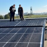 Auf dem Dach der WeWoLe-Werkstatt im Erin-Park entstand im Oktober eine Photovoltaikanlage. Die Genossenschaft Gemeinschaftsenergie baute sie auf. Seit 2025 liefert sie Strom.