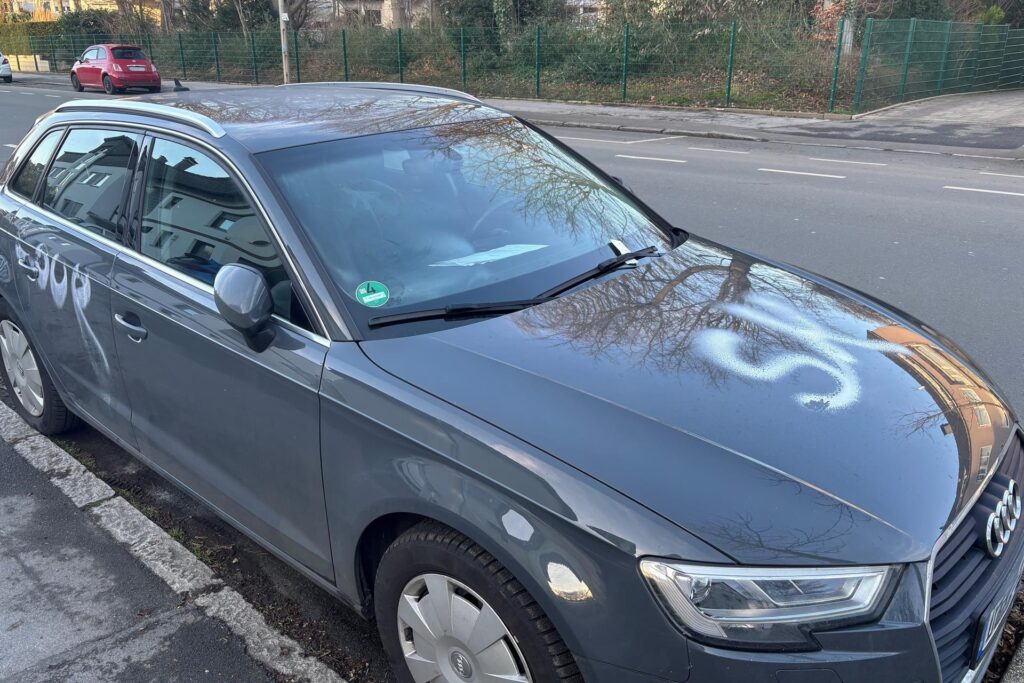 Auf dem Audi von Hauke Schultz ist mit weißer Sprühfarbe Auf dem Audi von Hauke Schultz ist mit weißer Sprühfarbe