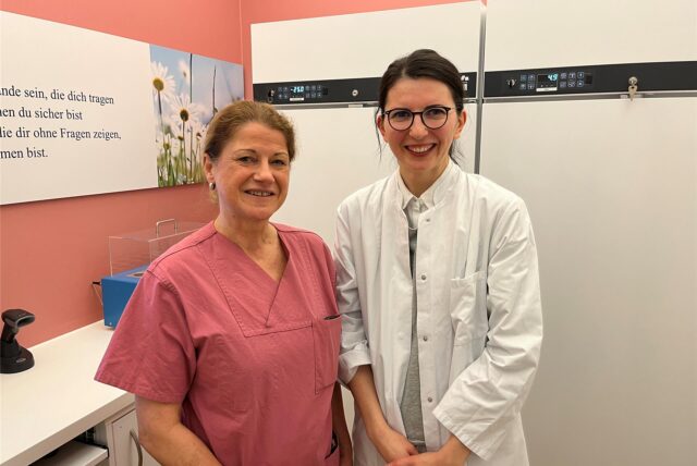 Silke Dziadkowiak (Stationsleitung Pflege) und Ärztin Maria Mirabela Nita in dem Raum, wo die Humanmilchbank steht.