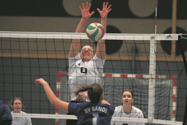 Brenda Malik von der SG Recklinghausen blockt einen Ball ab.