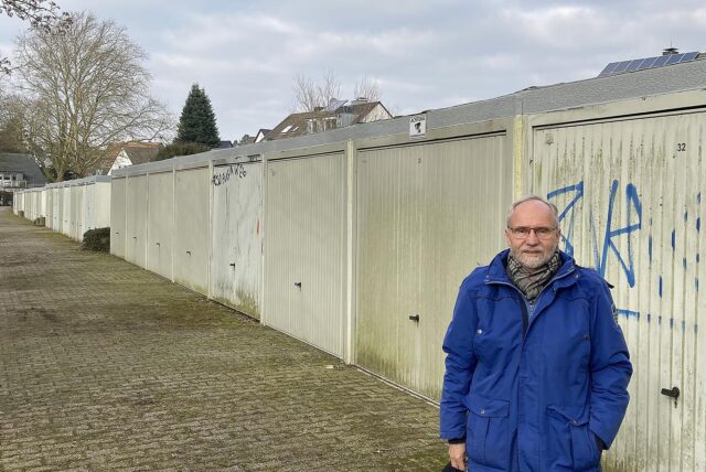 Gregor Boeven steht vor den Garagen an der Löttringhauser Straße 110 in Dortmund.