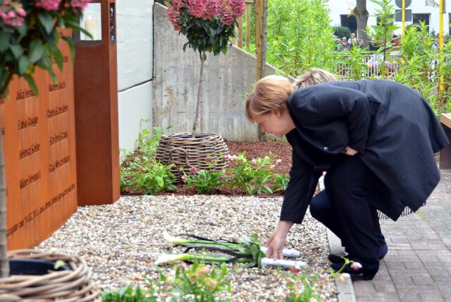 Angela Merkel legt nach der Flugzeugkatastrophe Blumen am Gedenkstein am Joseph-König-Gymnasium nieder.