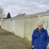 Gregor Boeven steht vor den Garagen an der Löttringhauser Straße 110 in Dortmund.