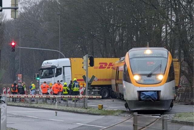 Ein Regionalzug ist mit einem Lkw zusammengestoßen, der auf dem Bahnübergang stand.