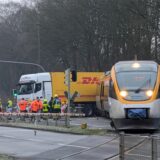 Ein Regionalzug ist mit einem Lkw zusammengestoßen, der auf dem Bahnübergang stand.