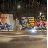 Links Wahlplakate von CDU, FDP und SPD zur Bundestagswahl 2025, rechts eine junge Frau, die ein Smartphone in den Händen hält.