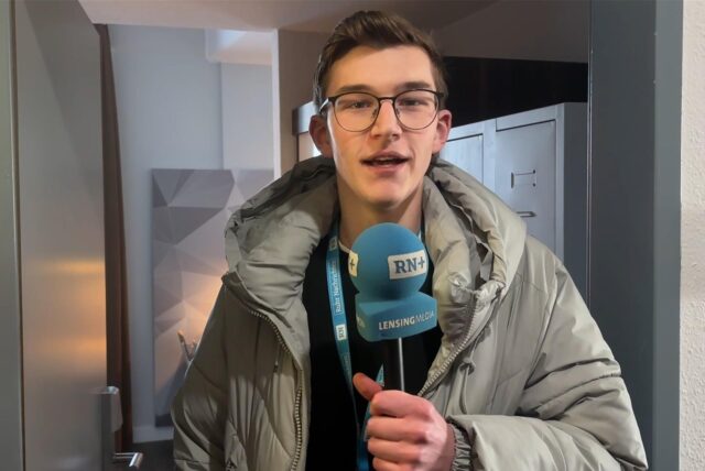 Unser Reporter Julius Obhues spricht in der neuen Flüchtlingsunterkunft in Dortmund in der Nähe des Flughafens in ein Mikrofon.