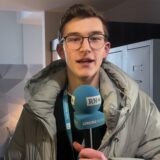 Unser Reporter Julius Obhues spricht in der neuen Flüchtlingsunterkunft in Dortmund in der Nähe des Flughafens in ein Mikrofon.