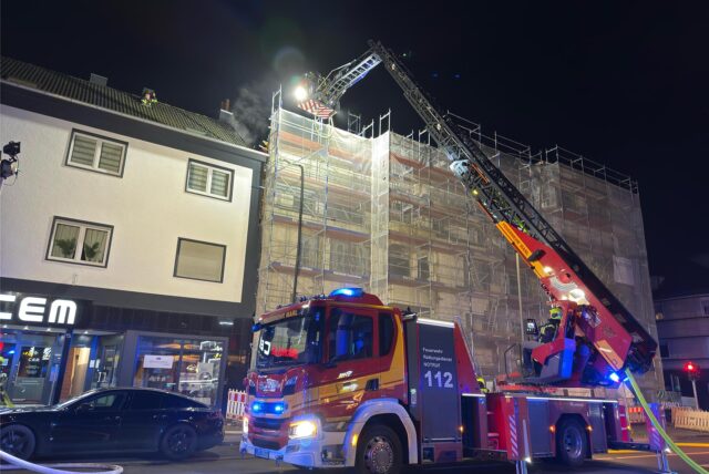Im neuen Rohbau des Hülser Tors brennt es, die Feuerwehr ist vor Ort.