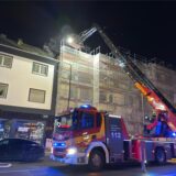 Im neuen Rohbau des Hülser Tors brennt es, die Feuerwehr ist vor Ort.