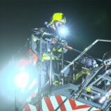 Gelöscht wurde über eine Drehleiter.