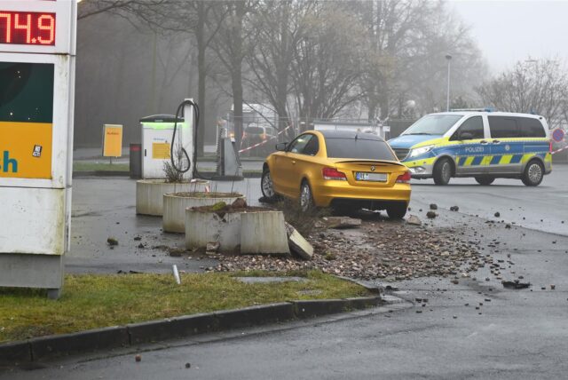 Unfallauto auf Tankstellengelände