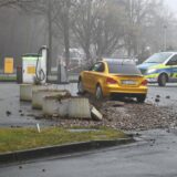 Unfallauto auf Tankstellengelände