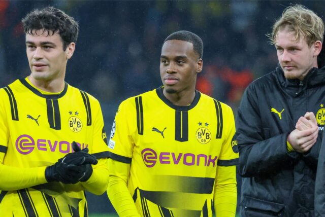 Giovanni Reyna, Jamie Gittens und Julian Brandt stehen nebeneinander.