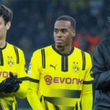 Giovanni Reyna, Jamie Gittens und Julian Brandt stehen nebeneinander.