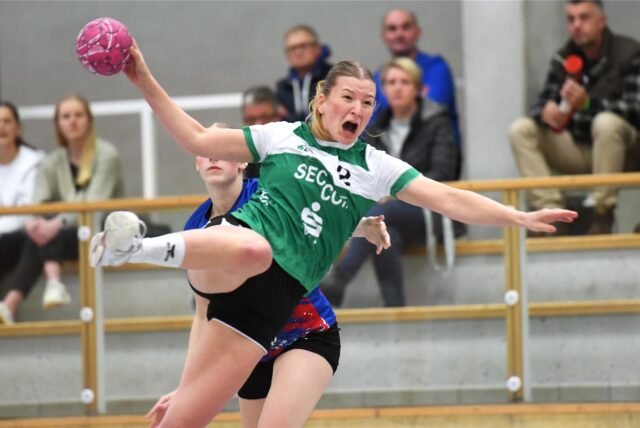 Handball, 3. Liga Nord-West Saison 2023/2024 Sporthalle Nord, PSV Recklinghausen. Leonie Schmidhuber beim Wurf.