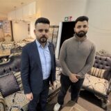 Ibrahim Assani Sharbawi und Munzer Safaya vor einem Sofa in ihrem Ladenlokal.