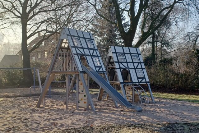 Auf dem Spielplatz in Herten-Westerholt steht ein Spielgerät, das optisch Fachwerkhäusern ähnelt.