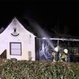 Einsatzkräfte der Recklinghäuser Feuerwehr löschen ein unbewohntes Gebäude in einer Kleingartenanlage im Stadtteil Hochlarmark.