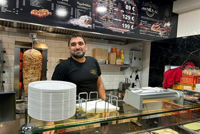 Bilal Omeirat steht hinter der Theke im „Mea“
