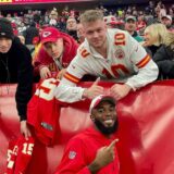 Pascal Lippert mit dem Football-Spieler BJ Thompson auf einer Stadiontribüne