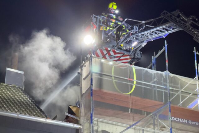 Dieser Dachstuhl neben dem Hülser Tor brennt. Die Feuerwehr bei den Löscharbeiten.