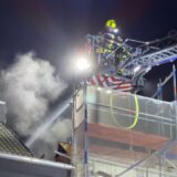 Dieser Dachstuhl neben dem Hülser Tor brennt. Die Feuerwehr bei den Löscharbeiten.