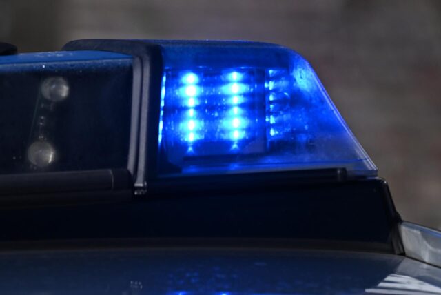 ein Blaulicht auf einem Polizeiwagen