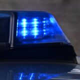 ein Blaulicht auf einem Polizeiwagen