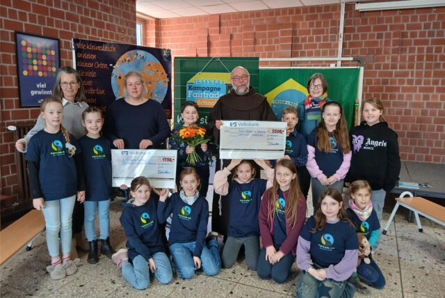 Zwei Spendenchecks konnten die Kinder der Ewaldschule in Oer-Erkenschwick am Montag (3.2.) nach ihrem Sponsorenlauf übergeben.