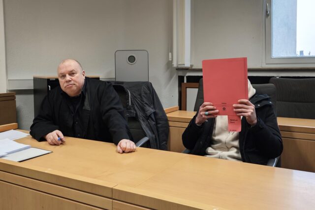 Der Angeklagte neben seinem Verteidiger Ralf Brinkmann im Essener Landgericht.