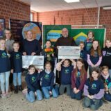 Zwei Spendenchecks konnten die Kinder der Ewaldschule in Oer-Erkenschwick am Montag (3.2.) nach ihrem Sponsorenlauf übergeben.