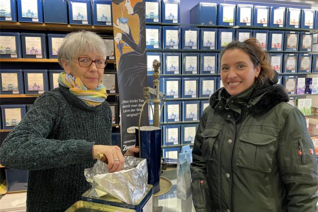 Beate Mohrenstecher steht in der Drogerie Zimmermann in Lütgendortmund und wiegt für eine Kundin Tee ab.