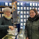 Beate Mohrenstecher steht in der Drogerie Zimmermann in Lütgendortmund und wiegt für eine Kundin Tee ab.